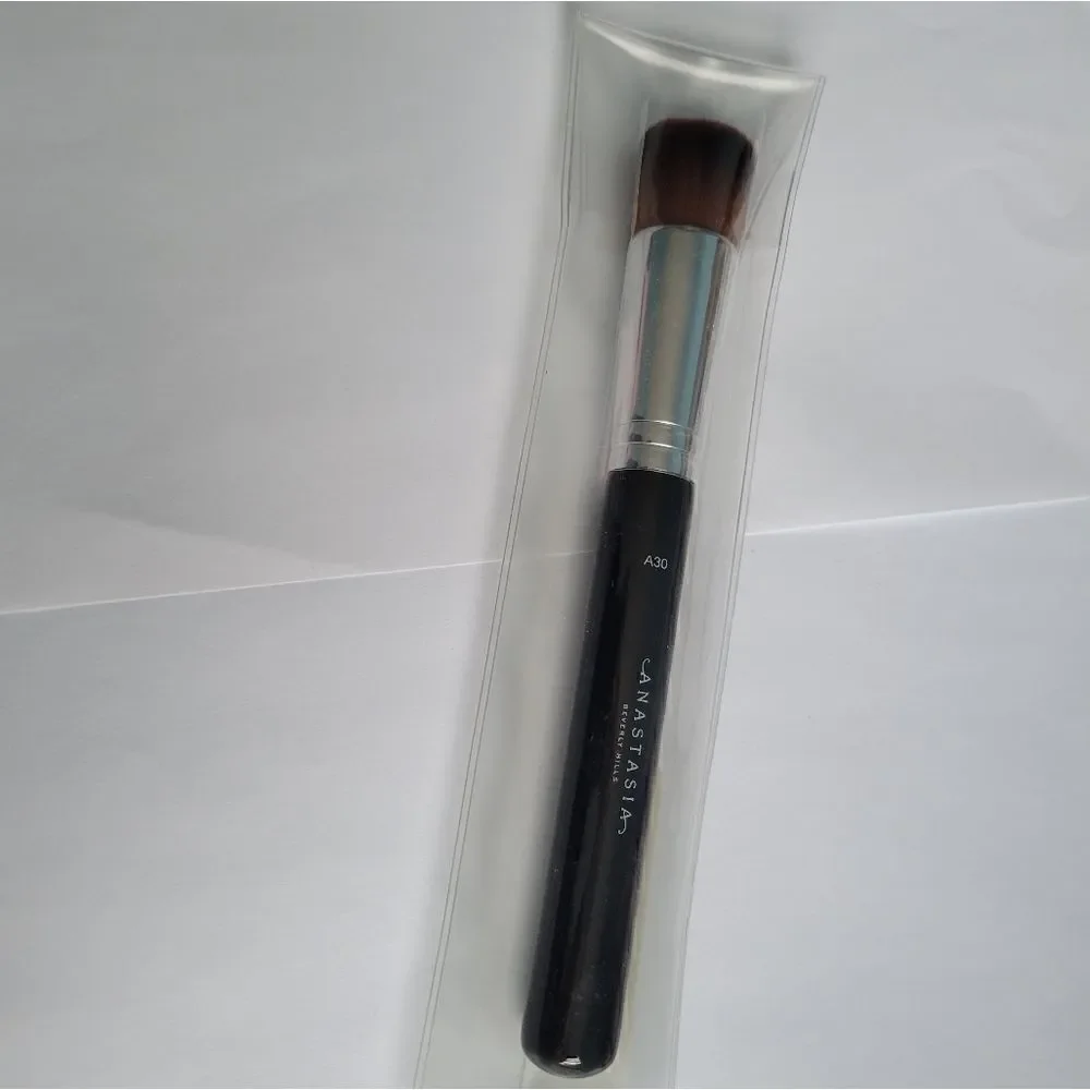 Anastasia Beverly Hills A30 Pro Brush Domed Kabuki Brush